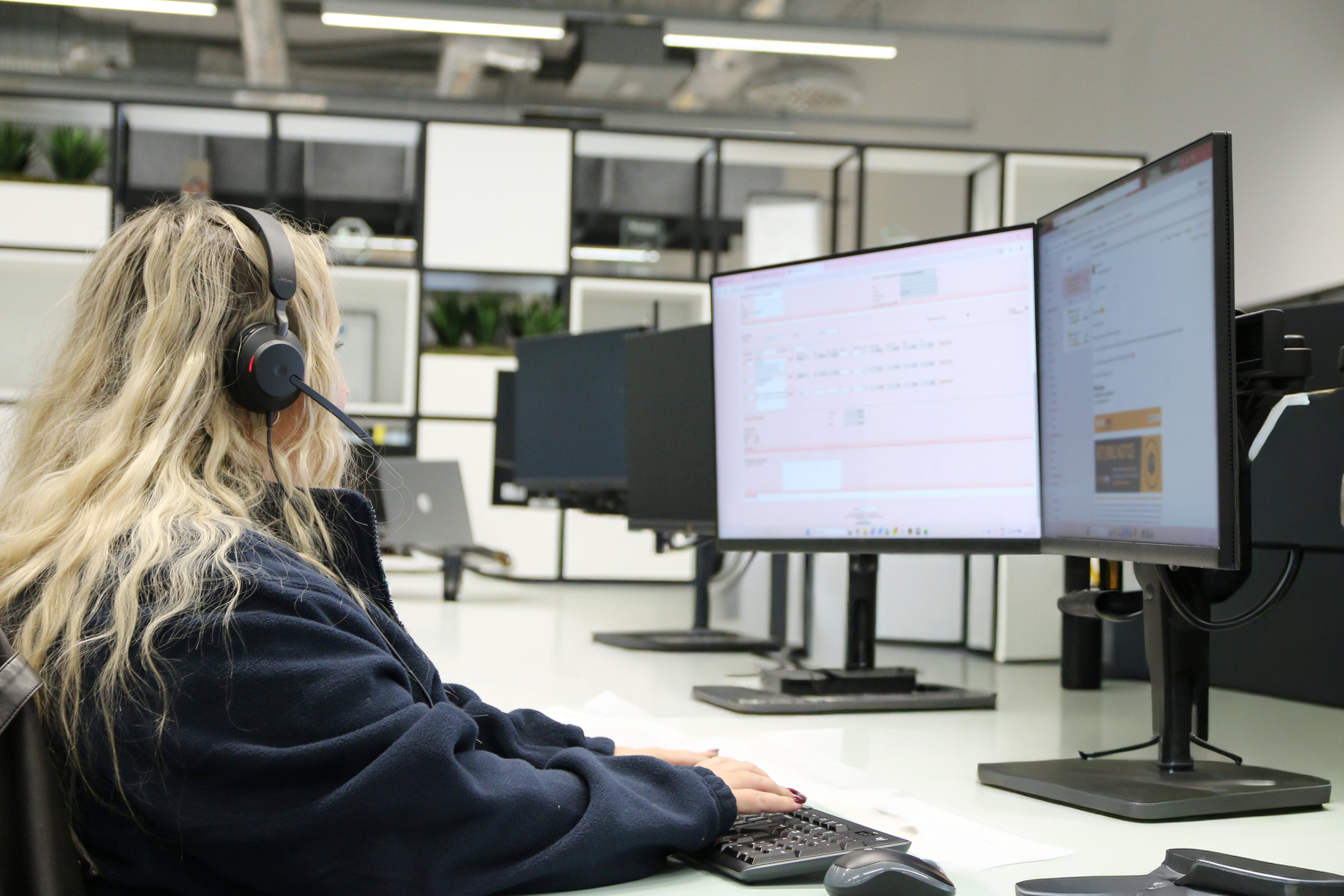 envirovent-customer-service-operator-watching-computer